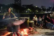 Người Hà Nội Thức Đêm Luộc Bánh Chưng Trên Vỉa Hè Đón Tết