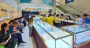 Người phụ nữ 20 năm mua vàng ngày vía Thần Tài: Từ lúc giá 8,5 triệu/lượng