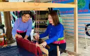 Người phụ nữ Thái 'giữ lửa' nghề dệt thổ cẩm, tạo sinh kế từ văn hóa truyền thống