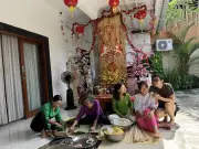 Người Việt ở Bali gói bánh chưng bằng lá chuối, giữ hồn Tết quê hương nơi xứ người