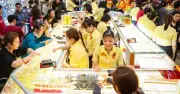 Ngày vía Thần tài, người dân Sài Gòn đổ xô mua vàng cầu may bất chấp giá cao