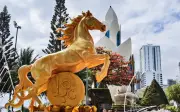 Nha Trang rực rỡ với dàn linh vật ngựa vàng, ngựa bạc chào xuân Bính Ngọ 2026