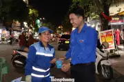Đà Nẵng: Tuổi trẻ trao quà Tết và lì xì cho công nhân vệ sinh môi trường đêm Giao thừa