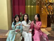 Quán trà phong cách Bắc Bộ trên phố Nguyễn Chí Thanh trở thành điểm chụp ảnh áo dài cận Tết