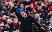 Pep Guardiola Bắt Chước Pha Cứu Thua Thần Kỳ Của Donnarumma Tại Anfield