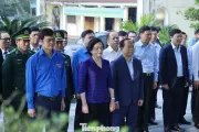 Phó Thủ tướng Phạm Thị Thanh Trà dẫn đầu đoàn công tác dâng hương tại Khu tưởng niệm Anh hùng Lý Tự Trọng