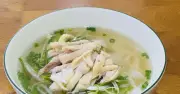 Phở Việt Nam được đánh giá cao về lợi ích sức khỏe từ nước hầm xương và gia vị