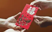 Phong Bao Lì Xì Ngày Tết: Từ Lời Chúc Yêu Thương Đến Cuộc So Đo Vật Chất