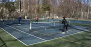 Pickleball gây tranh cãi tại Mỹ: Tiếng ồn khiến bất động sản mất giá, căng thẳng leo thang