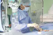Kỹ thuật đặt cùng lúc 5 stent động mạch cứu bệnh nhân Campuchia thoát nguy cơ vỡ mạch