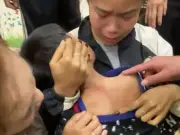 Học sinh tiểu học bị bỏ quên trong lớp tối, gia đình hoảng loạn tìm kiếm