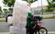 Quy định mới về phạt xe máy chở hàng cồng kềnh 2026: Mức phạt lên tới 14 triệu đồng