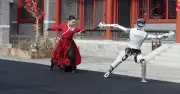 Robot Trung Quốc múa kiếm điêu luyện mừng năm mới, thế giới kinh ngạc trước kỹ thuật đỉnh cao