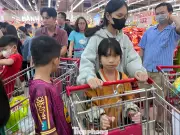 Siêu thị TP.HCM 'nóng' đêm 27 Tết: Khách chen chúc, thanh toán chờ cả tiếng