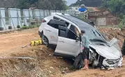 Ô Tô Mất Lái Đâm Hàng Rào Cao Tốc, Người Ngồi Ghế Phụ Bị Sắt Đâm Xuyên Người