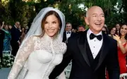 Từ Nữ hoàng Elizabeth II đến Jeff Bezos: Hành trình của những chiếc váy cưới biểu tượng