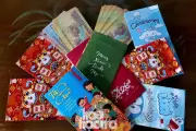Từ Phong Tục Lì Xì Đến 'Ví Vía' Tết: Cách Giới Trẻ Biến Hóa Truyền Thống