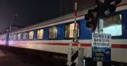 Tai nạn thảm khốc tại đường ngang Hà Nội: Xe tải bất chấp rào chắn, tàu hỏa va chạm gây tử vong