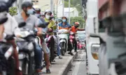 Tắc đường Hà Nội: Đi làm 30 km bằng xe máy vì không dám lái ô tô vào nội thành