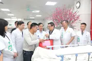 Thủ tướng thăm Bệnh viện Việt Đức dịp Tết, đánh giá cao công tác cấp cứu và chuẩn bị