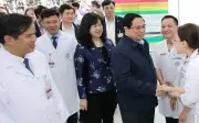 Thủ tướng thăm, chúc Tết động viên y bác sĩ và bệnh nhân tại hai bệnh viện tuyến đầu