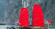 Thuyền Buồm Ba Vách Đỏ Rực Rỡ Tạm Dừng Hoạt Động Trên Vịnh Hạ Long Để Hoàn Thiện