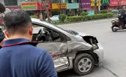 Tài xế Mercedes gây tai nạn liên hoàn ở phố Xã Đàn, Hà Nội rồi bỏ chạy