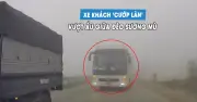 Tài xế xe khách liều lĩnh vượt ẩu trên đèo sương mù, cộng đồng mạng phẫn nộ