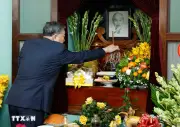 Tổng Bí thư Đảng dâng hương tưởng niệm Chủ tịch Hồ Chí Minh tại Nhà 67