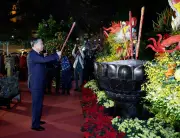 Tổng Bí thư Tô Lâm dâng hương tại tượng đài Vua Lý Thái Tổ ở Hà Nội