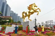 Tượng linh vật ngựa 'xưa - nay' phản ánh sự thay đổi Tết Việt tại công viên bên sông Sài Gòn