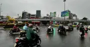 TP.HCM đón mưa trái mùa sáng vía Thần Tài, cảnh báo mưa lớn diện rộng