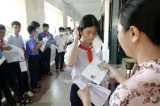 Tranh luận về việc các tỉnh chọn Ngoại ngữ thay Khoa học tự nhiên thi vào 10
