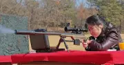 Triều Tiên công bố ảnh con gái ông Kim Jong Un dùng súng bắn tia