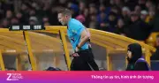 Trọng tài bỏ dỡ trận đấu gần 3 phút ở Premier League gây xôn xao