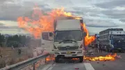 Xe tải bốc cháy dữ dội trên cao tốc Vĩnh Hảo-Phan Thiết, nhiều tài xế hỗ trợ dập lửa