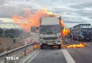 Xe tải bốc cháy dữ dội khi đang lưu thông trên cao tốc Vĩnh Hảo - Phan Thiết
