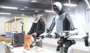 Trung Quốc huấn luyện robot hình người: Mỗi động tác cần lặp lại 300 lần