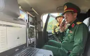 Trung tướng Lê Ngọc Hải kiểm tra hệ thống thông tin liên lạc sẵn sàng chiến đấu