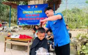 Tuổi trẻ Nghệ An cắt tóc miễn phí, mang Tết ấm đến bản làng vùng cao