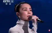 Vương Phi gây tranh cãi tại Gala Tết CCTV với ca khúc kén người nghe và phụ kiện 'giọt nước'