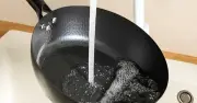 Thói quen tráng chảo gang nóng bằng nước lạnh: Tiện tay nhưng hại sức khỏe, hỏng dụng cụ