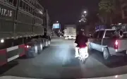 Xe bán tải chèn ép xe máy ở Hà Nội: Cảnh sát vào cuộc điều tra