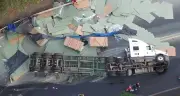 Xe container lật ngang trên cầu Thủ Biên, hàng trăm tấm ván MDF đổ tràn đường