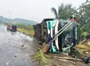 Xe khách lật ngang trên Quốc lộ 14 do trời mưa, một người tử vong và hai người bị thương