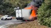 Xe Tải Bốc Cháy Dữ Dội Trên Đèo Khánh Lê, Khánh Hòa: Tài Xế May Mắn Thoát Nạn