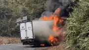 Xe tải bốc cháy dữ dội trên đèo Khánh Lê, tài xế may mắn thoát nạn kịp thời