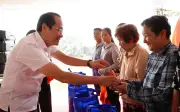 Xã Bình Lợi Khai Mạc Đường Hoa Mai Vàng, Trao Quà Tết Cho Người Dân