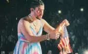 Ảnh AI tạo cảnh Bad Bunny mặc đầm đốt cờ Mỹ bị phát hiện là giả mạo