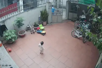 Bé gái 25 tháng tuổi lon ton đón khách giúp chị gây sốt mạng xã hội